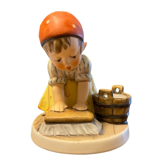 Goebel HUMMEL FIGURINE • “BIG HOUSECLEANING” #363 • 1960GIRL SCRUBBING FLOOR - Picture 1 of 6